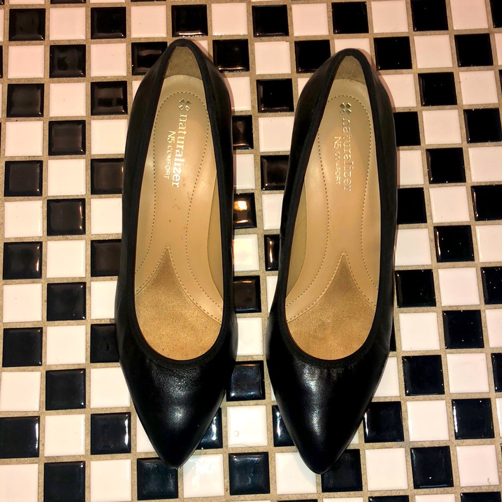 Black leather pumps in EUC